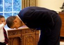 La storia della foto di Obama e del bambino che gli tocca i capelli