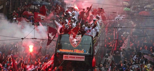 La festa dei tifosi del Torino per la promozione in serie A