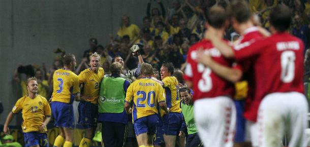 PORTO, Portugal: Sweden's (L) and Denmark's players celebrate after their qualification for the quarter-finals, 22 June 2004 during their European Nations football championships match at the Bessa stadium in Porto. Denmark and Sweden are competing in Group C. AFP PHOTO Francois Xavier MARIT (Photo credit should read FRANCOIS XAVIER MARIT/AFP/Getty Images)