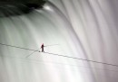 Nik Wallenda attraversa le cascate del Niagara su una fune