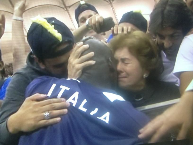 La foto di Balotelli che abbraccia la mamma dopo la partita