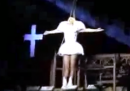 Lady Gaga colpita alla testa da un palo