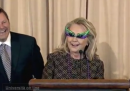 Hillary Clinton tiene un giuramento con occhiali da carnevale