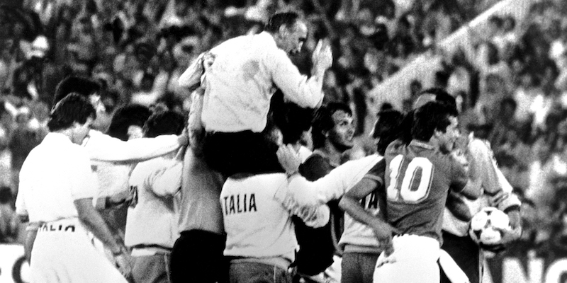 Enzo Bearzot portato in trionfo a Madrid l'11 luglio 1982 (LaPresse)