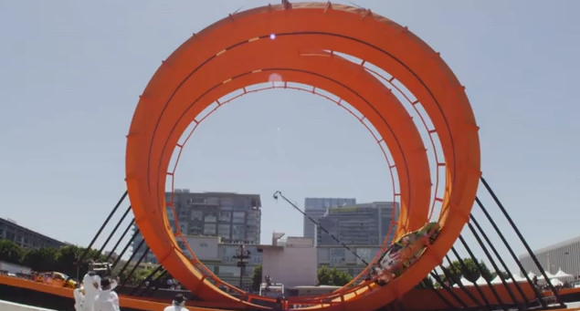 Una pista delle macchinine, gigante (con auto vere e giro della morte)