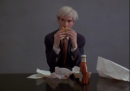 Andy Warhol che mangia un hamburger