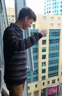 Il video del ragazzo che prende in giro i fan di Justin Bieber, in Australia