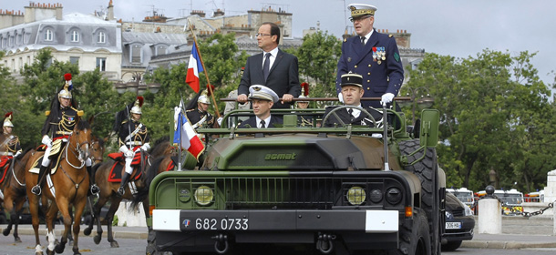Francois Hollande assieme all'amiraglio Edouard Guillaud (JACQUES BRINON/AFP/GettyImages)