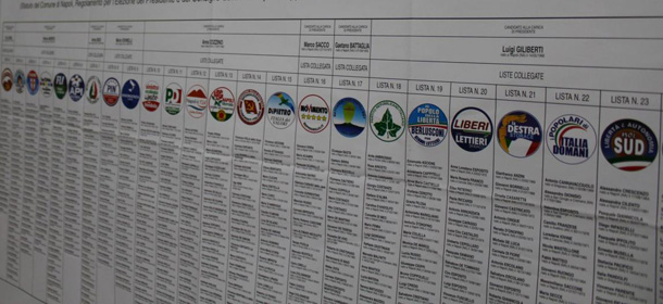 LaPresse15-05-2011 NapoliPoliticaElezioni amministrative, operazioni di voto a NapoliNella foto: un momento delle votazioni