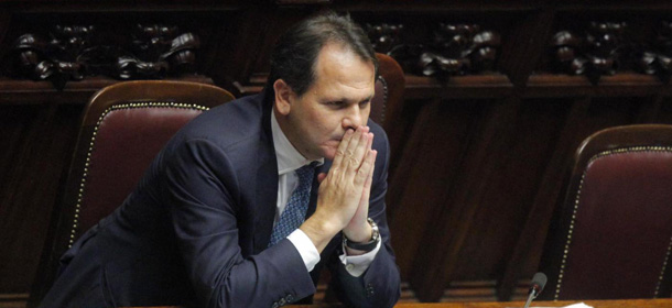 Cinque deputati e due senatori, tra i quali l'ex ministro Saverio Romano, hanno lasciato il gruppo parlamentare di ALA