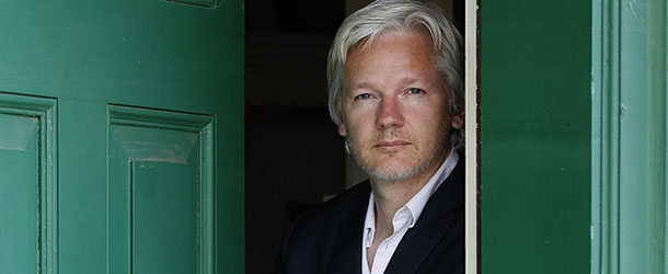 Der Gruender der Internet-Plattform WikiLeaks, Julian Assange, lehnt waehrend seines Hausarrests an der geoeffneten Haustuer bei Bungay, England (Foto vom 15.06.11). Das oberste britische Gericht hat am Donnerstag (14.06.12) eine Wiederaufnahme des Auslieferungsverfahrens von Wikileaks-Gruender Julian Assange abgelehnt. Damit rueckt die Auslieferung von Assange nach Schweden naeher. (zu dapd-Text)
Foto: Kirsty Wigglesworth/AP/dapd