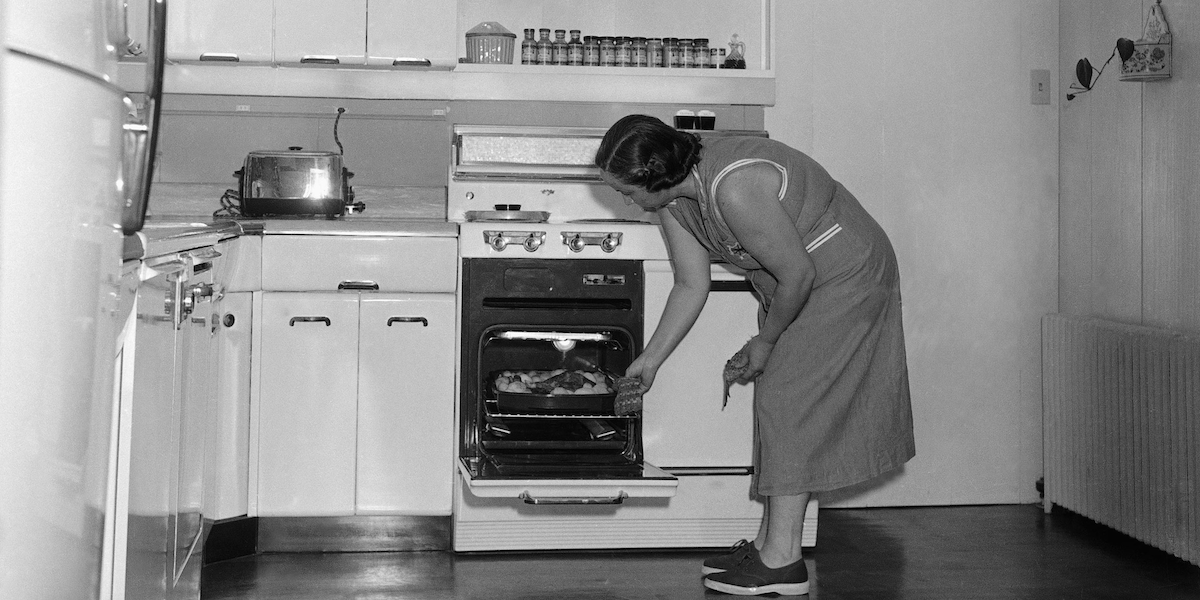 Una cena cucinata al forno nel 1954 (AP Photo, File)