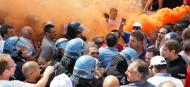 LaPresse
02-08-2012 
Cronaca
Ilva, manifestazione sindacale a Taranto in sostegno ai lavoratori
Nella foto: l'irruzione di un gruppo blocca la manifestazione sindacale