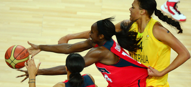 L'australiana Elizabeth Cambage trattiene la statunitense Tina Charles nella semifinale del basket femminile (EMMANUEL DUNAND/AFP/GettyImages)