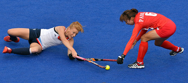 Nicola White of Great Britain dives to tackle Park Seon Mi of South Korea during their London 2012 Olympic Games preliminary round women's field hockey match at the Riverbank Arena in London on July 31, 2012. AFP PHOTO/ INDRANIL MUKHERJEE (Photo credit should read INDRANIL MUKHERJEE/AFP/GettyImages)