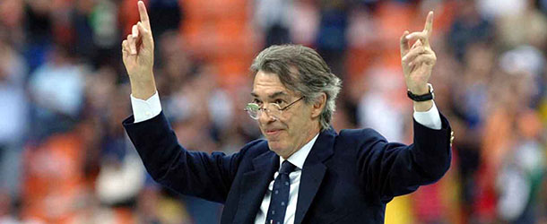 MILAN, ITALY - MAY 27: Inter Milan president Massimo Moratti acknowledges the Internazionale supporters celebrating the club's Scudetto victory after the Serie A match between Inter Milan and Torino at the Stadio Giuseppe Meazza on May 27, 2007 in Milan, Italy. (Photo by New Press/Getty Images) *** Local Caption *** Massimo Moratti