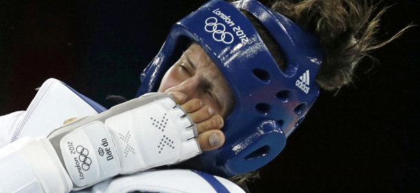 La giordana Nadin Dawani Ã¨ colpita dall'ucraina Maryna Konieva durante il loro combattimento di taekwondo 67 kg (AP Photo/Ng Han Guan)