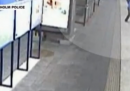 Il video dell'uomo derubato e abbandonato sui binari della metro, in Svezia
