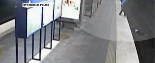 Il video dell’uomo derubato e abbandonato sui binari della metro, in Svezia