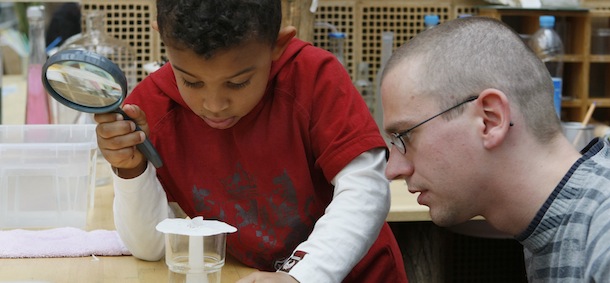 Raeven, 5, links, und Erzieher Sten, rechts, experimentieren am Montag, 22. Okt. 2007, in einem Kindergarten in Berlin zu Beginn der Aktionswoche ' Haus der Kleinen Forscher'. An der Aktionswoche, fuer Naturwissenschaft und Technik nehmen bundesweit 1500 Kitas mit 100.000 Jungen und Maedchen teil. (AP Photo/ Franka Bruns) ---Raeven, 5, and kindergarten teacher Sten, richt, experiment in Berlin, Monday, Oct, 22, 2007. Annette Schavan, German Minister for Education and Research, started the project week "House of the little scientists", a national initiative to promote natural science and technology in kindergarten. (AP Photo/Franka Bruns)