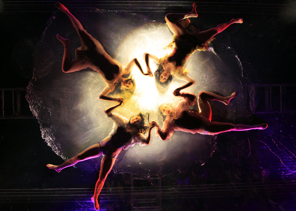 Mylar, uno spettacolo di danza acquatica a Singapore