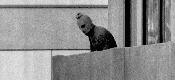 Ein Mitglied der arabischen Kommandogruppe, die Mitglieder des israelischen olympischen Teams in ihrer Unterkunft im olympischen Dorf in Muenchen als Geisel genommen haben, erscheint am 5. September 1972 maskiert auf dem Balkon des Gebaeudes, in dem sich die Geiseln befinden. Mit diesem Bild gewann der Frankfurter Fotograf Kurt Strumpf 1972 den World Press Photopreis. In diesem Jahr (1998) feiert die Associated Press (AP) ihr 150-jaehriges Jubilaeum. (AP Photo/Kurt Strumpf)