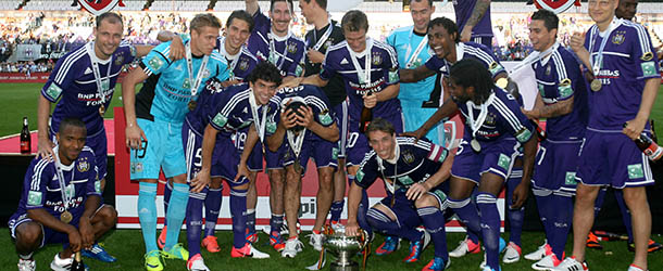Anderlecht&#8217;s players celebrate after winning the Supercup match between RSC Anderlecht and Sporting Lokeren, on July 22, 2012, in Anderlecht. AFP PHOTO/BELGA /VIRGINIE LEFOUR (Photo credit should read VIRGINIE LEFOUR/AFP/GettyImages)
