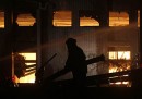 Due fabbriche bruciate in Pakistan