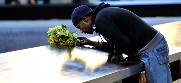 Dennis Swindell di fronte al nome del suo compagno Gary Lee Bright (Timothy A. Clary-Pool/Getty Images)