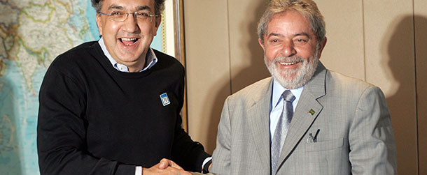 Brazilian president Luiz Inacio Lula da Silva (R) shakes hands with Fiat Group CEO Sergio Marchione, during a meeting at Planalto Palace in Brasilia, on November 23rd, 2007. AFP PHOTO/Evaristo SA (Photo credit should read EVARISTO SA/AFP/Getty Images)
