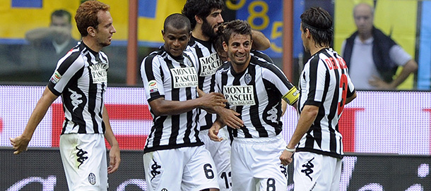 MILAN, ITALY &#8211; SEPTEMBER 23: Simone Vergassola of AC Siena (2nd R) celebrates scoring the first goal during the Serie A match between FC Internazionale Milano and AC Siena at San Siro Stadium on September 23, 2012 in Milan, Italy. (Photo by Claudio Villa/Getty Images)
