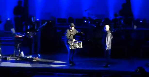 John Cusack porta a Peter Gabriel uno stereo durante la canzone In Your Eyes
