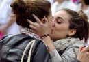 La foto del bacio alla manifestazione anti gay