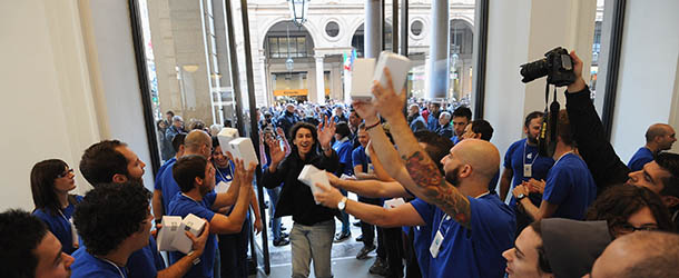 TURIN, ITALY &#8211; OCTOBER 13: People are welcomed into the Turin Apple store during the grand opening of the Apple Store on October 13, 2012 in Turin, Italy. The new store is the second Apple Store to open in Turin. (Photo by Valerio Pennicino/Getty Images)

