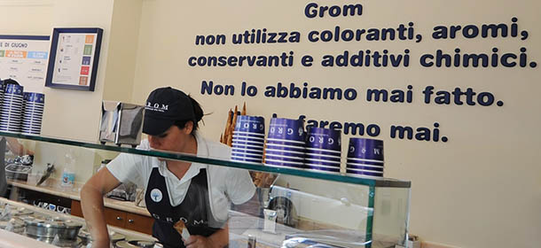 Un'impiegata di una gelateria GROM
(TIZIANA FABI/AFP/GettyImages)