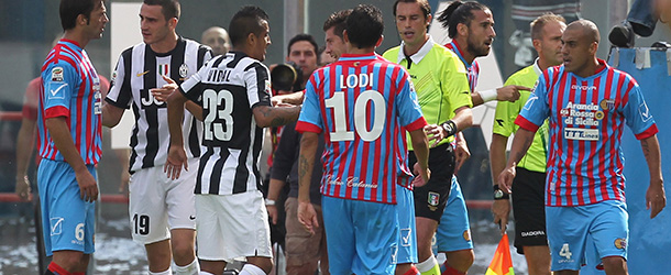 CATANIA, ITALY &#8211; OCTOBER 28: Players of Catania and Juventus speak with referee Andrea Gervasoni during the Serie A match between Calcio Catania and FC Juventus at Stadio Angelo Massimino on October 28, 2012 in Catania, Italy. (Photo by Maurizio Lagana/Getty Images)
