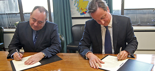 EDINBURGH, SCOTLAND &#8211; OCTOBER 15: First Minister of Scotland Alex Salmond and Prime Minister David Cameron sign a referendum agreement at St Andrew&#8217;s House in Edinburgh on October 15, 2012 in Edinburgh, Scotland (Photo by Gordon Terris &#8211; Pool/Getty Images)
