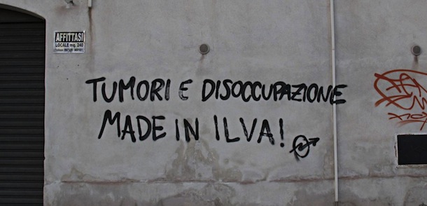 Matteo CornerA Taranto i cittadini tornano in prima linea nella lotta all&#8217;inquinamento. Ed alla testa di chi chiede pi tutela per l&#8217;ambiente in riva allo Ionio ci sono le donne. Si chiama &quot;Donne per Taranto&quot; il comitato che sul web ha lanciato l&#8217;allarme per una nube rossa levatasi dallo stabilimento siderurgico Ilva.Le &quot;Donne per Taranto&quot; sono scese in piazza per dire &quot;no alle ciminiere dentro la citt&quot;, per raccogliere le firme e chiedere la creazione delle mappe epidemiologiche.Nella foto: : scritte sui muri a Taranto contro l&#x549;lva e il proprietario Riva
