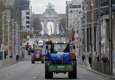 Bruxelles, protesta dei produttori di latte