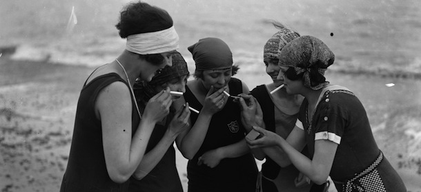 Bathing belles enjoying a smoke on the beach at Aldeburgh, Suffolk. (Photo by Fox Photos/Getty Images)
