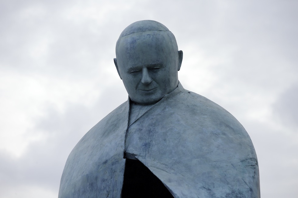 La statua restaurata di papa Wojtyla a Roma Termini - Il Post