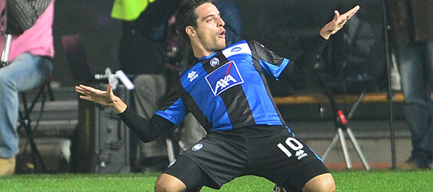 Atalanta&#8217;s midfielder Giacomo Bonaventura celebrates after scoring during the Italian Serie A football match between Atalanta and Inter Milan on November 11, 2012 at the Atleti Azzuri D&#8217;Italia stadium in Bergamo. AFP PHOTO / GIUSEPPE CACACE (Photo credit should read GIUSEPPE CACACE/AFP/Getty Images)
