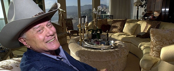 ARCHIV: Actor Larry Hagman poses for a portrait at his home in Santa Monica, California (Foto vom 18.10.01). Hagman feiert am Mittwoch (21.09.11) seinen 80. Geburtstag. (zu dapd-Text) Foto: Ric Francis/AP/dapd

