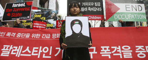 An activist holds a portrait of blank face signifying all the deceased Palestinian people, during a rally against Israel&#8217;s military operations in the Gaza Strip, in front of the Israeli Embassy in Seoul, South Korea, Friday, Nov. 16, 2012. The banner reads &#8221; Stop the military attack against Palestine&#8217;s Gaza&#8221;. (AP Photo/Ahn Young-joon)
