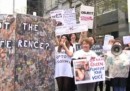 Le proteste contro la pagina con le donne nude