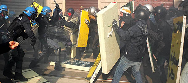 Foto Matteo Corner &#8211; LaPressecronaca14 11 2012 &#8211; MilanoSciopero, a Milano scontri tra studenti e forze dell&#8217;ordineNella foto scontriPhoto Matteo Corner &#8211; LaPresse14 11 2012strike
in the photo: the strike
