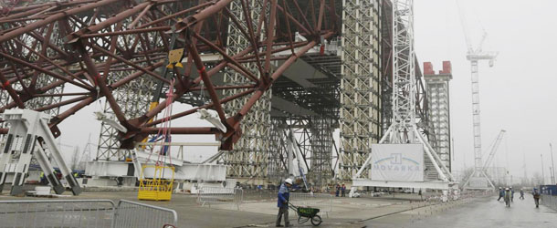 Construction workers assist in the assembly of a gigantic steel-arch to cover the remnants of the exploded reactor at the Chernobyl nuclear power plant in Chernobyl, Ukraine, Tuesday, Nov. 27, 2012. The new safe confinement, a structure that is being built over reactor 4 damaged in 1986 as a result of the world&#8217;s worst nuclear accident, will cover a hastily built sarcophagus, which was erected shortly after the explosion. LaPresse28-11-2012EsteriUcraina, la gigantesca struttura di metallo che coprir Chernoby
