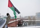 La manifestazione per la Palestina sotto la neve a Berlino