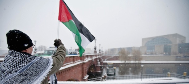 Ein Teilnehmer einer Demonstration gegen den Besuch des israelischen Premierministers in Berlin haelt am Donnerstag (06.12.12) in der Naehe des Bundeskanzleramts in Berlin eine Flagge der Palaestinensischen Autonomiegebiete. Rund 40 Palaestinenser haben am Donnerstag in Berlin gegen den Besuch des israelischen Ministerpraesidenten Benjamin Netanjahu protestiert. Sie forderten in der Naehe des weitraeumig abgesperrten Kanzleramtes auf Transparenten und in Sprechchoeren die &#8220;sofortige Anerkennung des Staates Palaestina&#8221;. (zu dapd-Text)
Foto: Kamil Zihnioglu/dapd
