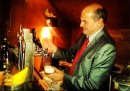 La foto di Bersani che "spina la birra"